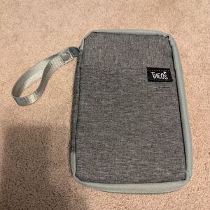 Theos Mealtime Clutch